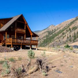 Stunning Salmon Riverfront Cabin、Salmonのホテル
