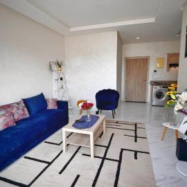 Superbe 1 chambre avec piscine et jardin, détente garantie, Wi-Fi, balcon et parking, Hotel in Aïn Harrouda