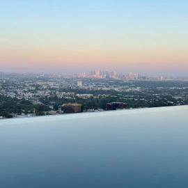 Serene Glasshouse Retreat with Iconic LA Skyline Views, hotel in Los Angeles