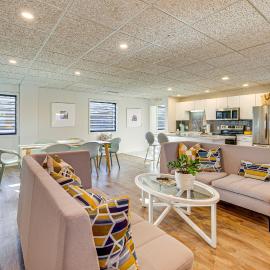Between Restaurant & Brewery! Chic Perrysburg Apt, hotel Perrysburgben