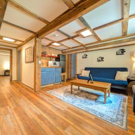 The Elk's Apple Grove, Lower Suite, Real Log Cabin, hotel in Maggie Valley