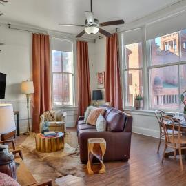 Historic Courthouse View- Chic Suite on Riverwalk