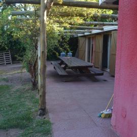 Casa rústica en zona de bodegas amplio jardín pileta fogón y churrasqueara