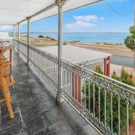 Edgewater Beachfront with Spa and Woodfire Oven, hotel in Clifton Springs