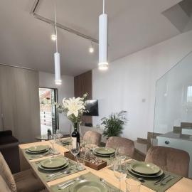 Luxury Beach Villa 2 min Walk to Sea & Airport, Hotel in Meneou