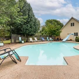 Near Hiking & Biking: Pet-Friendly Rogers Getaway!