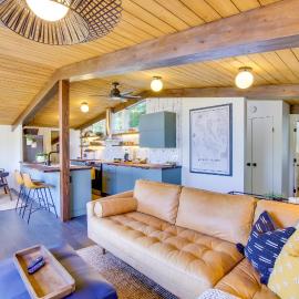 Whidbey Island Oasis: Walk to Beach, Hot Tub, View, Hotel in Greenbank