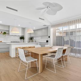 Coastal Luxe 4-Bed House in Madora Bay, hotel en Singleton