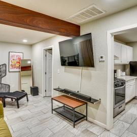 Explore LA & Long Beach: Compton Condo w/ Patio: Compton şehrinde bir otel
