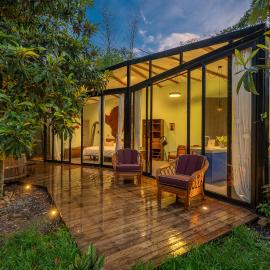 Romantic Mirror-Clad Tiny with Private Hot Tub, hotell i Pedro Ruiz Gallo