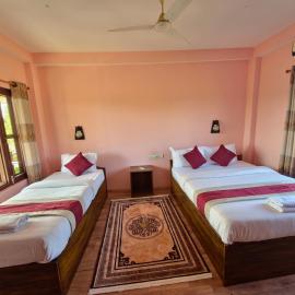 Hotel Tree Tops- A Serene Friendly Hotel in Sauraha, hotel en Chitwan