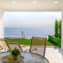 Wavestone Beachfront House, hotel sa Meneou
