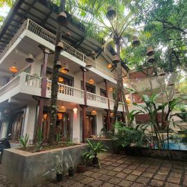 ANTIQUE VILLA with a Pool for company of 14-20 , 10 min walk Morjim Beach, hotell i Morjim