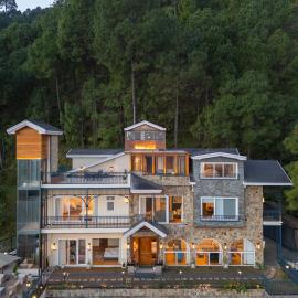 StayVista's Chestnut Manor - 6BHK Mountain-View Villa with Sauna