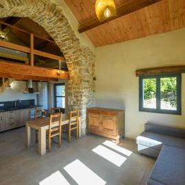 La Grange d'Emile gîtes, roulottes et piscine, hotel u gradu 'Blandas'
