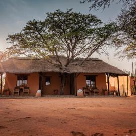 Eningu Kalahari Lodge, hotel di Dordabis