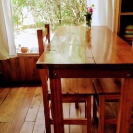 Interior de El albardon con mesa junto al ventanal en Punta Indio