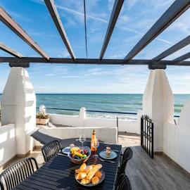 Calahonda Beach Apartments, hotel in Sitio de Calahonda
