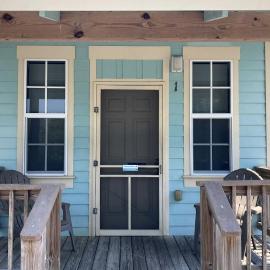 Colorful Waterfront Cabin Rentals on the Braden River near Sarasota, Florida, hotell i Bradenton