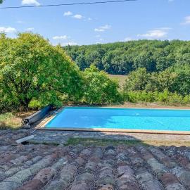 Charmante Maison Avec Piscine, hotel u gradu 'Monsac'
