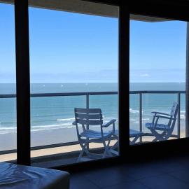 LUXURY APP, frontal sea View + south terrace + garage, hotel in Middelkerke