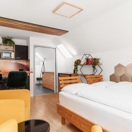 Hike & Ski-in Ski-out Mountain View Apartment for Family & Friends
