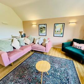 Luxury 2 bedroom cottage overlooking the River Wye, hotel in Wilton