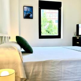 Suites y habitaciones con baño en Villa céntrica, hôtel à Santander