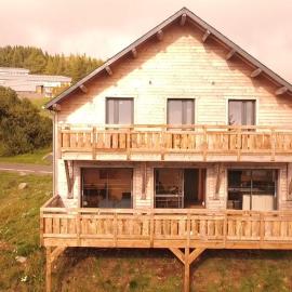 Chalet moderne pour 14 pers avec parking privé - FR-1-814-121, hotel in Super Besse