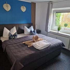 Nahe Kiel, 4 Betten, 2 Schlafzimmer Parkplatz, Terrasse, 3km zum Strand, מלון בOsdorf