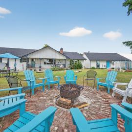 Walk to Lake Texoma Family-Friendly Retreat, Hotel in Kingston