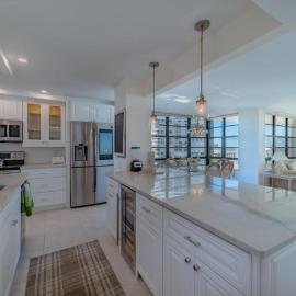 End Unit w/ Top of Line Finishes / Crazy Wide Gulf Views, hotel in Marco Island