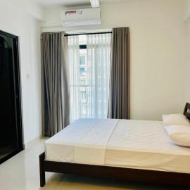 Bright 3-Bed Flat with Balcony with Great Value