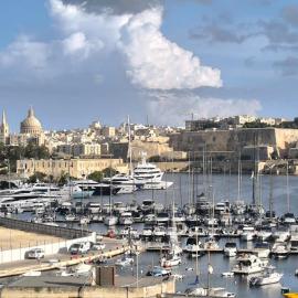 Renata's Three bedrooms Penthouse with Sea view, Hotel in Gżira