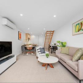 Light Filled 2BDR Loft in Kingston with Parking, hotel u gradu Kingston 