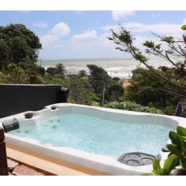 Ocean Breeze Cottage - Paekakariki Holiday Home, hotel in Paekakariki