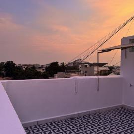 Spacious 1BHK with a beautiful private terrace, hôtel à Indore