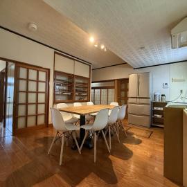 犬石の宿 いぬいし庵 自然に囲まれた森のコテージ 6DK 最大18名宿泊可 パーティー BBQ 花火ok, hotel in Tateyama
