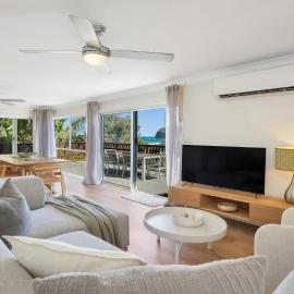 Jean's Beach House Accom Holidays, hotel di Copacabana