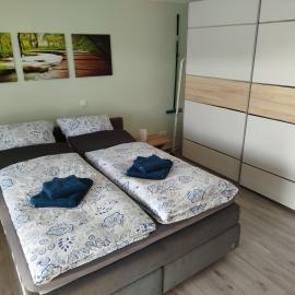 Geräumige Ferienwohnung mit Doppelbetten, Bad, Küche und Balkon
