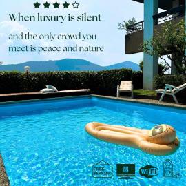 LUXURY APARTMENT with POOL, hotel din Collina d'Oro