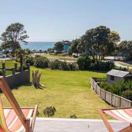Aqua Vista On Arden - beachfront bach in Oakura, Hotel in Oakura