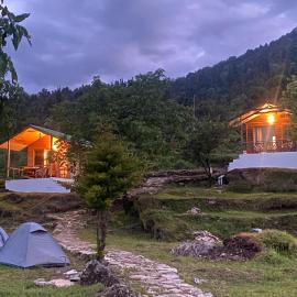 The Goat Village Dayara Bugyal, hotel a Bhatwāri