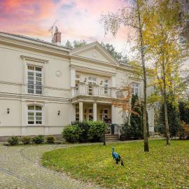 Luxury Villa with Home Cinema and Sauna & Jacuzzi by Renters Prestige, hotel in Konstancin-Jeziorna