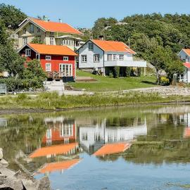 New Timber Holiday Home With Bay Views، فندق في كونغسهامن