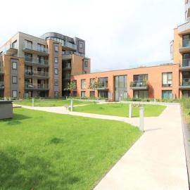 Modern Riverside Flat in central Reading, Free Parking, Fast WiFi, Near Station