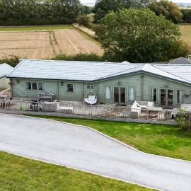 Sleeps6- Hot Tub- Pet Friendly- Log Burner