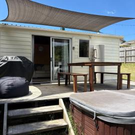 Kiwi Beach Bach - Hot Tub - 2 bed, hotel in Whangapoua
