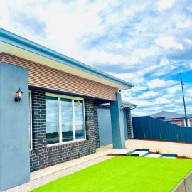 Modern 4 Bed 4 Bath Family friendly Villa, hotel in Melton South