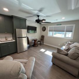 Cozy Couples Retreat 10 minutes to Beach & Downtown